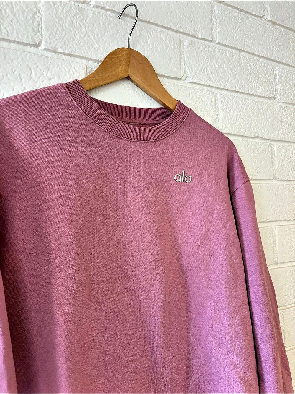 Alo Accolade Crewneck Sweatshirt in Pink Like New - Picture 2 of 4